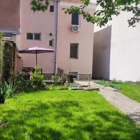 Markovo Tepe House & Garden Apartment